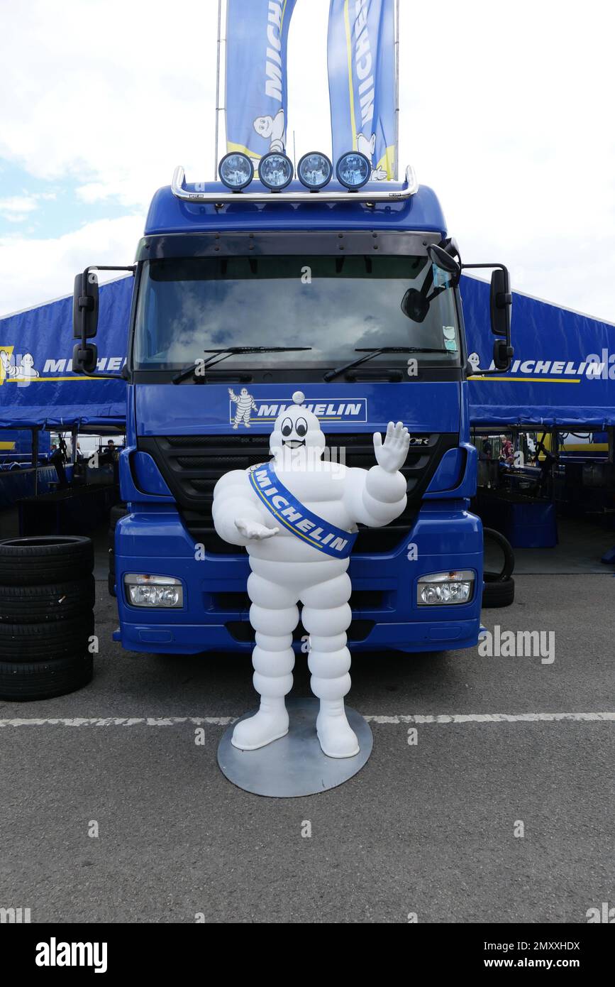 Il camion di pneumatici per motorsport di Michelin su un'autodromo. Foto Stock
