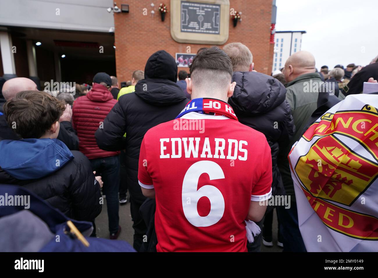 Un fan del Manchester United che porta una maglia Duncan Edwards durante un servizio in memoria del disastro aereo di Monaco al di fuori di Old Trafford, davanti alla partita della Premier League contro Crystal Palace Data immagine: Sabato 4 febbraio 2023. Foto Stock