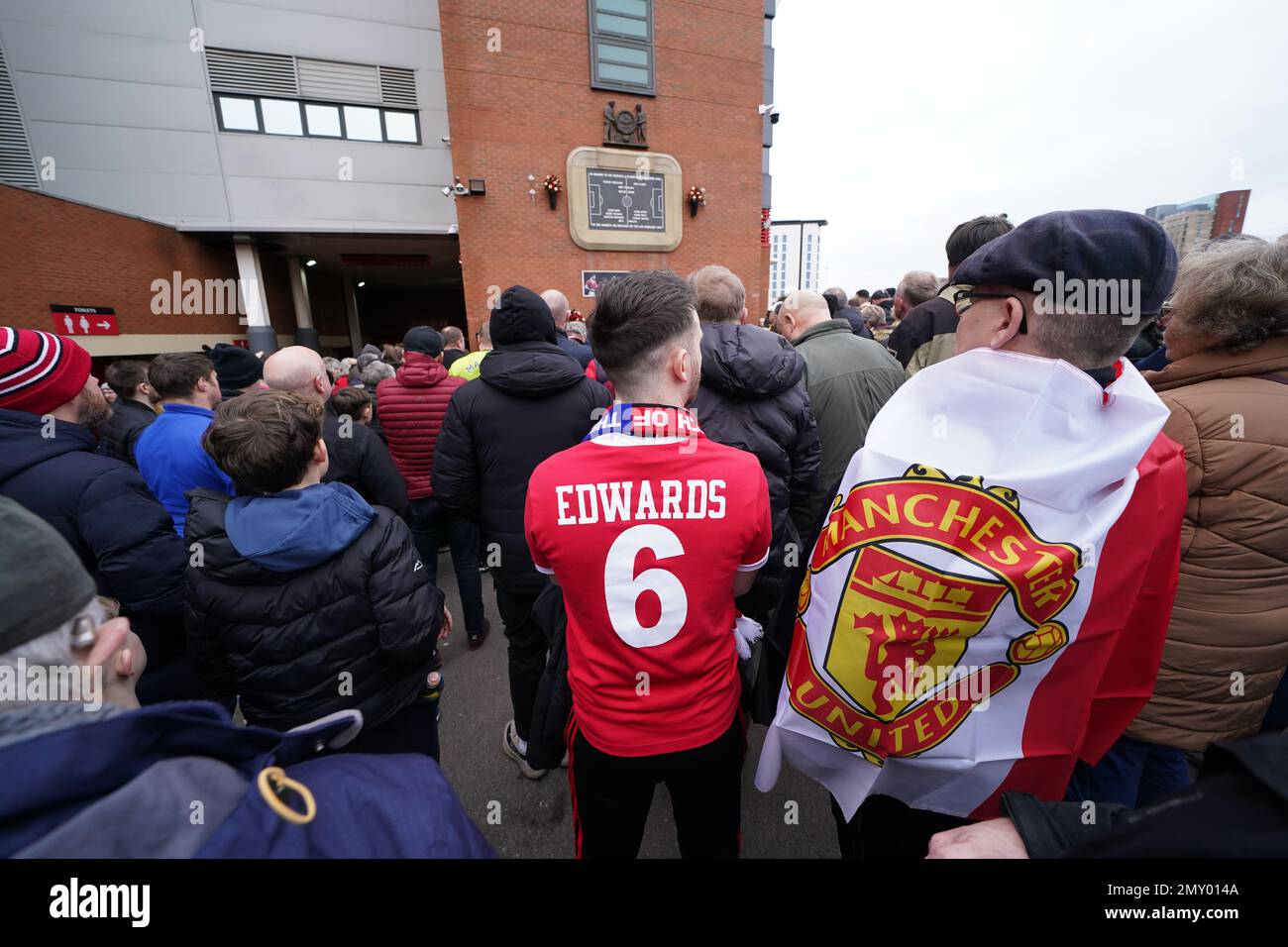 Un fan del Manchester United che porta una maglia Duncan Edwards durante un servizio in memoria del disastro aereo di Monaco al di fuori di Old Trafford, davanti alla partita della Premier League contro Crystal Palace Data immagine: Sabato 4 febbraio 2023. Foto Stock