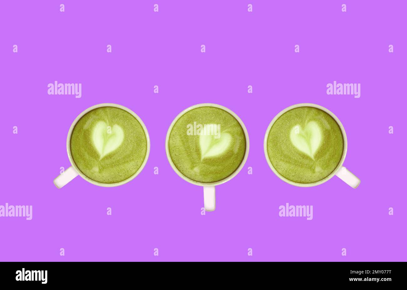 Tre di tè verde Matcha con latte Art a forma di cuore sono stati arransi su Lilac Bacckground Foto Stock