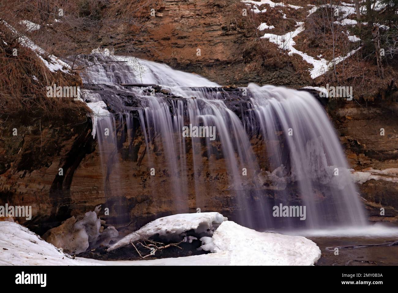 Cascade Falls in una giornata invernale a Osceola, Wisconsin, USA. Foto Stock