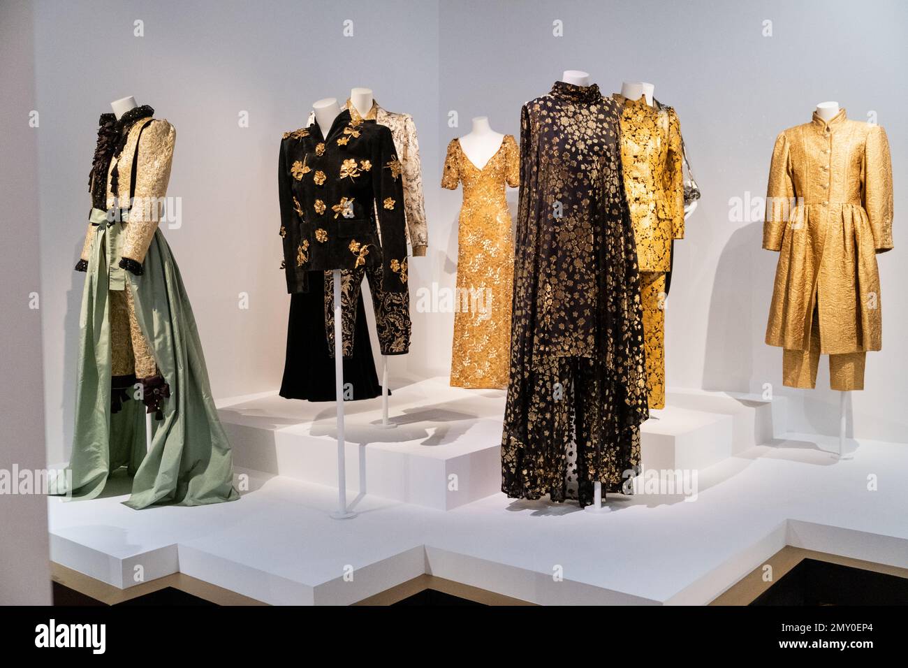 Francia, Parigi, 14 dicembre 2022. Nelle gallerie del museo sono esposti vari modelli di alta moda. Fotografia di Celine Rochefeuille / Collecti Foto Stock