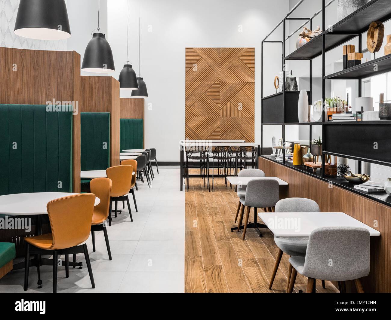 Interni contemporanei di un edificio di uffici e cafe' Foto Stock