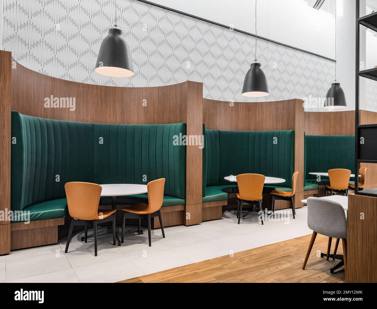 Interni contemporanei di un edificio di uffici e cafe' Foto Stock