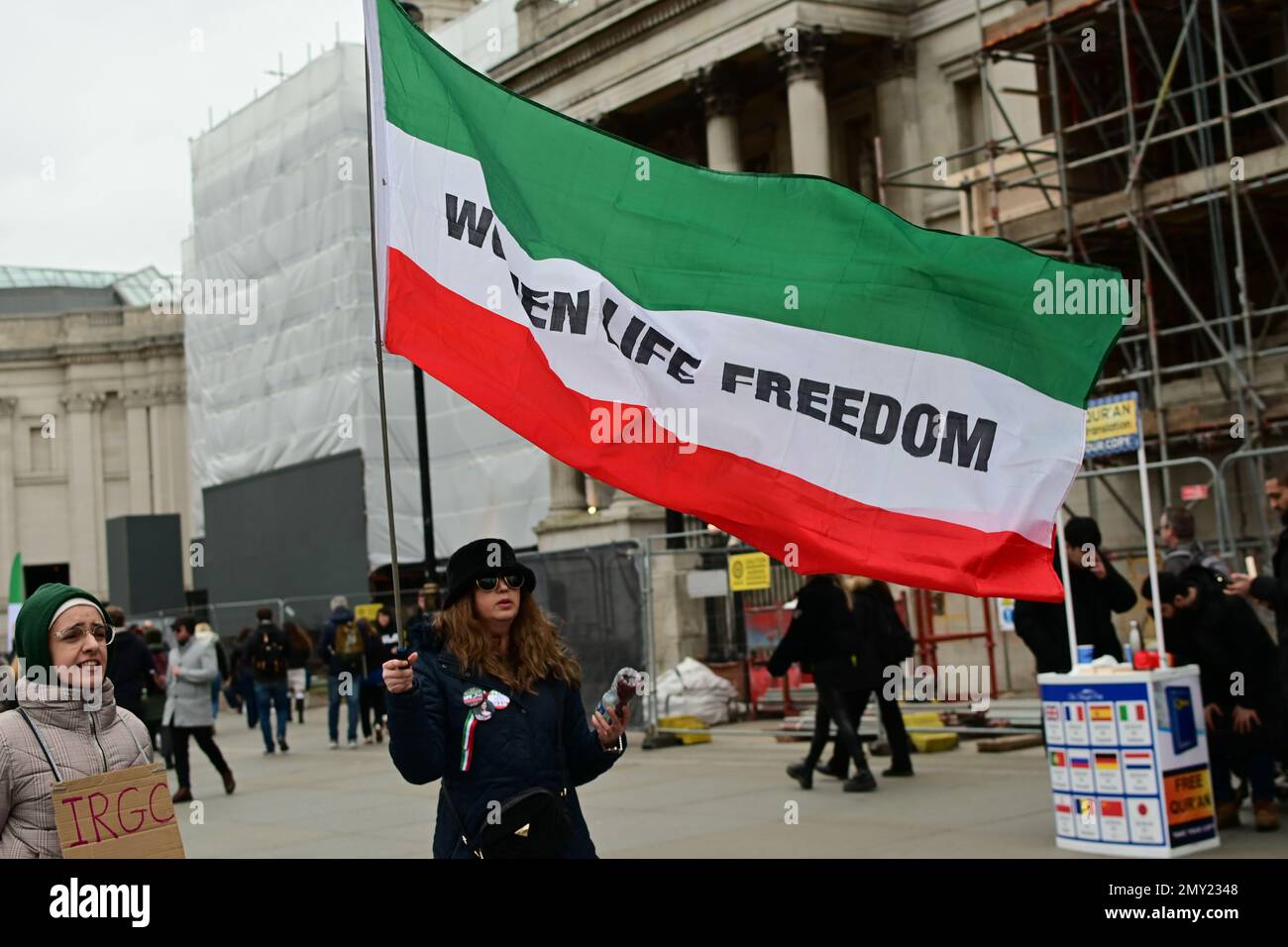 Trafalgar Square, Londra, Regno Unito. 4 febbraio 2023. L'artista Nasser Teymurpour usa un secchio di acqua del Tamigi per attirare Mohammad Moradi sacrificarsi per 'Women.Life.Freedom' che si gettò nel fiume Rhône a Lione, La Francia protesta contro la diffusa repressione della rivolta del 2022 in Iran e con l'obiettivo di richiamare l'attenzione globale sul comportamento violento della Repubblica islamica nei confronti dei manifestanti. Credit: Vedi li/Picture Capital/Alamy Live News Foto Stock