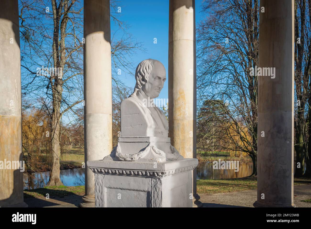 Tempio di Leibniz con Leibniz Bust al Parco Georgengarten - Hannover, bassa Sassonia, Germania Foto Stock