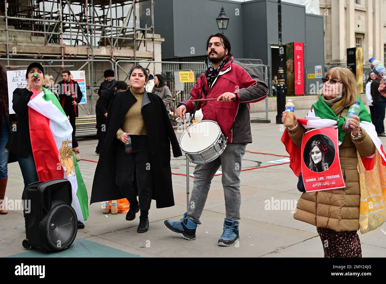 Trafalgar Square, Londra, Regno Unito. 4 febbraio 2023. L'artista Nasser Teymurpour usa un secchio di acqua del Tamigi per attirare Mohammad Moradi sacrificarsi per 'Women.Life.Freedom' che si gettò nel fiume Rhône a Lione, La Francia protesta contro la diffusa repressione della rivolta del 2022 in Iran e con l'obiettivo di richiamare l'attenzione globale sul comportamento violento della Repubblica islamica nei confronti dei manifestanti. Credit: Vedi li/Picture Capital/Alamy Live News Foto Stock