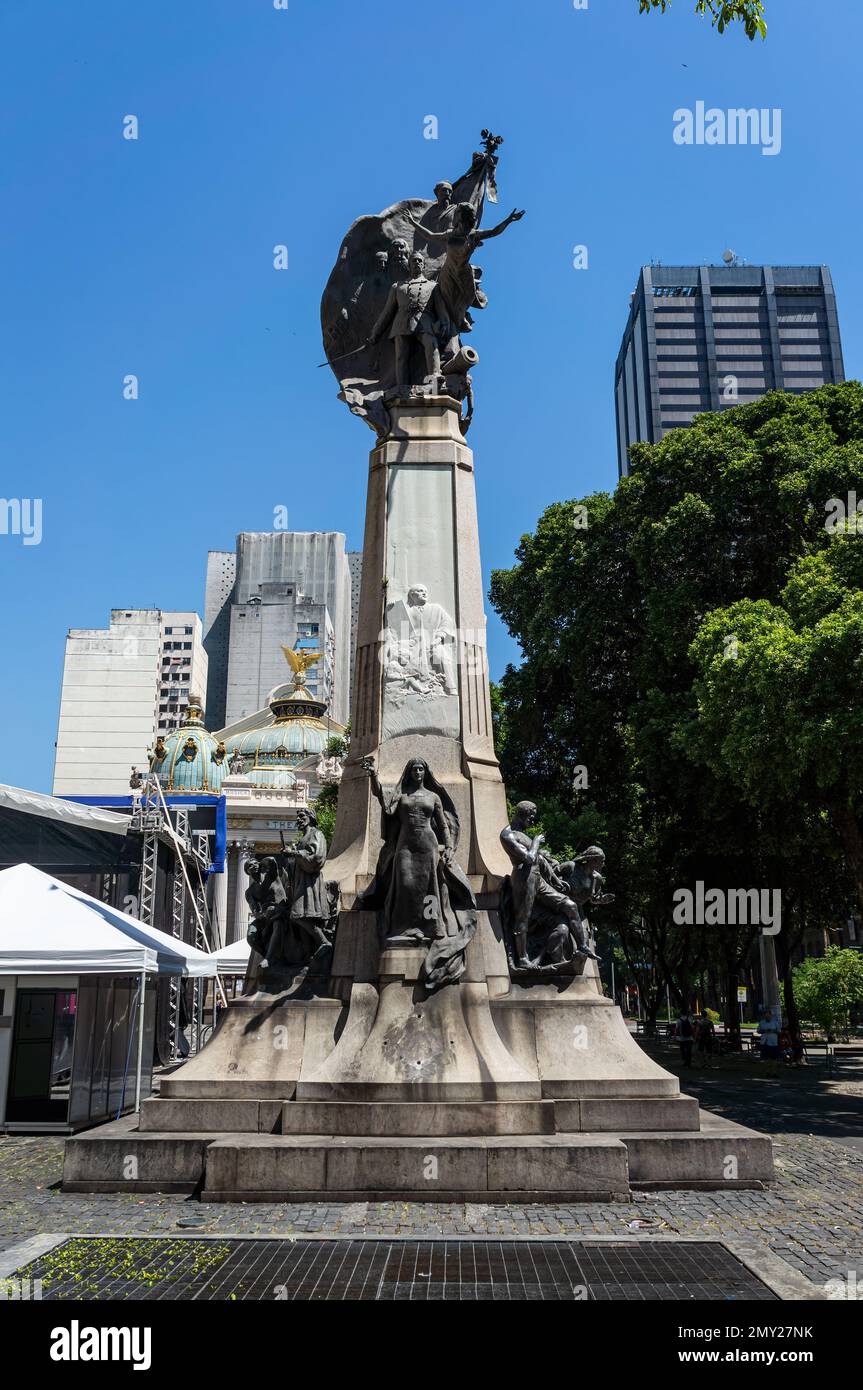 Monumento al maresciallo Floriano Peixoto che si trova nel mezzo di piazza Floriano nel quartiere Centro di Rio de Janeiro sotto la mattina d'estate cielo blu chiaro. Foto Stock