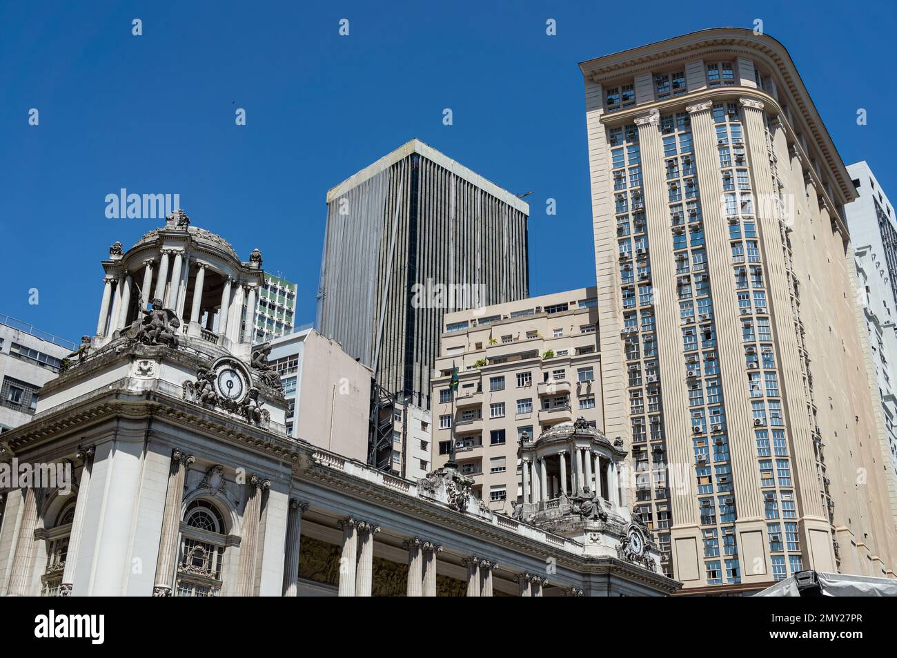 Vista parziale dell'edificio comunale (a destra), dell'edificio del Banco do Brasil (al centro) e del palazzo Pedro Ernesto (in basso) sotto il cielo blu chiaro della mattina d'estate. Foto Stock