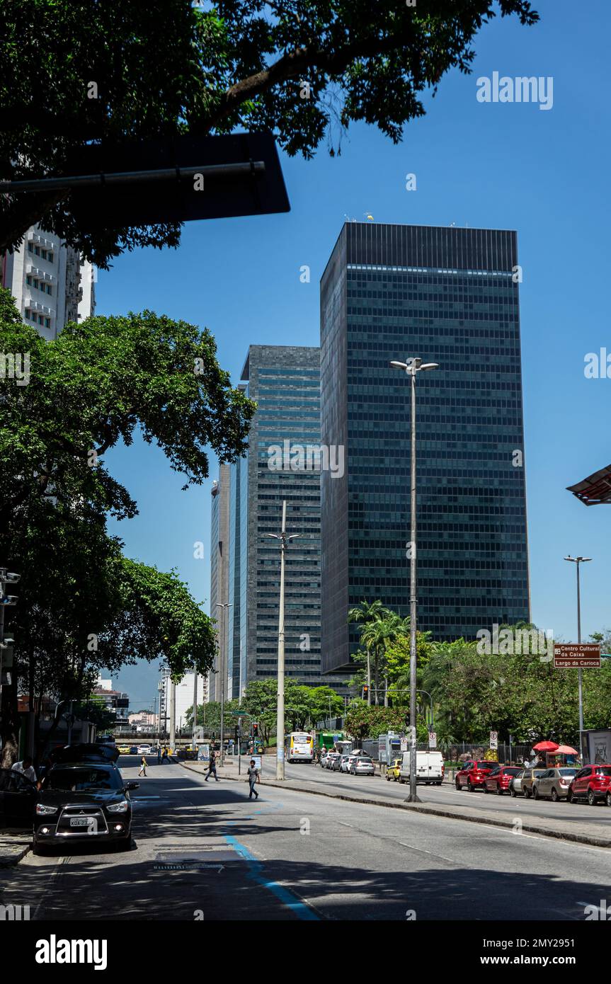 Vista del viale Almirante Barroso con la torre degli uffici della sede centrale di BNDES sul retro del quartiere Centro sotto il cielo blu soleggiato della mattina d'estate. Foto Stock