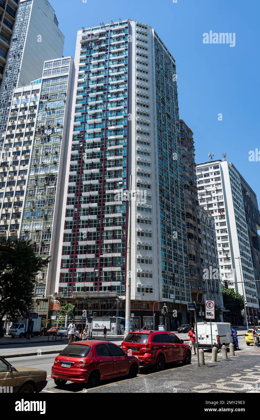 Vista completa dell'edificio ITU, un condominio di appartamenti situato all'angolo di Almirante Barroso con i viali Treze de Maio sotto il cielo blu. Foto Stock