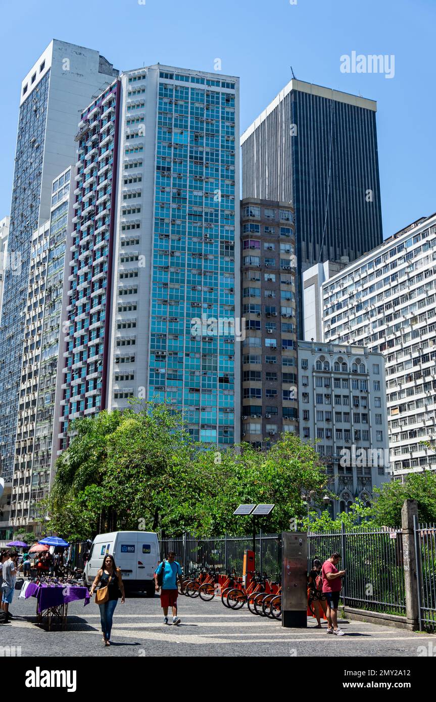 Vista completa dell'edificio ITU, un appartamento e un edificio commerciale situato all'angolo di Almirante Barroso con i viali Treze de Maio sotto il cielo limpido. Foto Stock