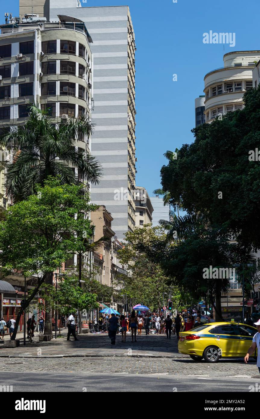 Il grande solo pedonale e gli edifici in uruguaiana strada situato nel popoloso quartiere Centro sotto estate mattina cielo blu soleggiato. Foto Stock