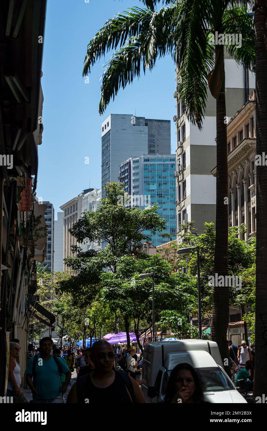 Alti edifici come si vedeva da strada uruguaiana, vicino a strada Ouvidor nel denso popolato quartiere Centro sotto estate mattina cielo blu soleggiato. Foto Stock