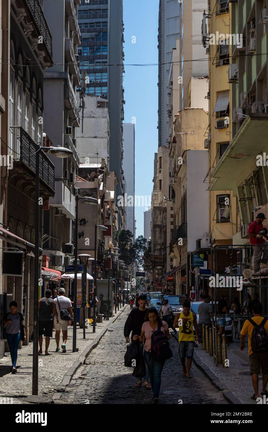 La strada affollata e stretta Rosario, vicino all'angolo con via Uruguay nel quartiere Centro sotto la mattina d'estate soleggiato cielo blu chiaro. Foto Stock