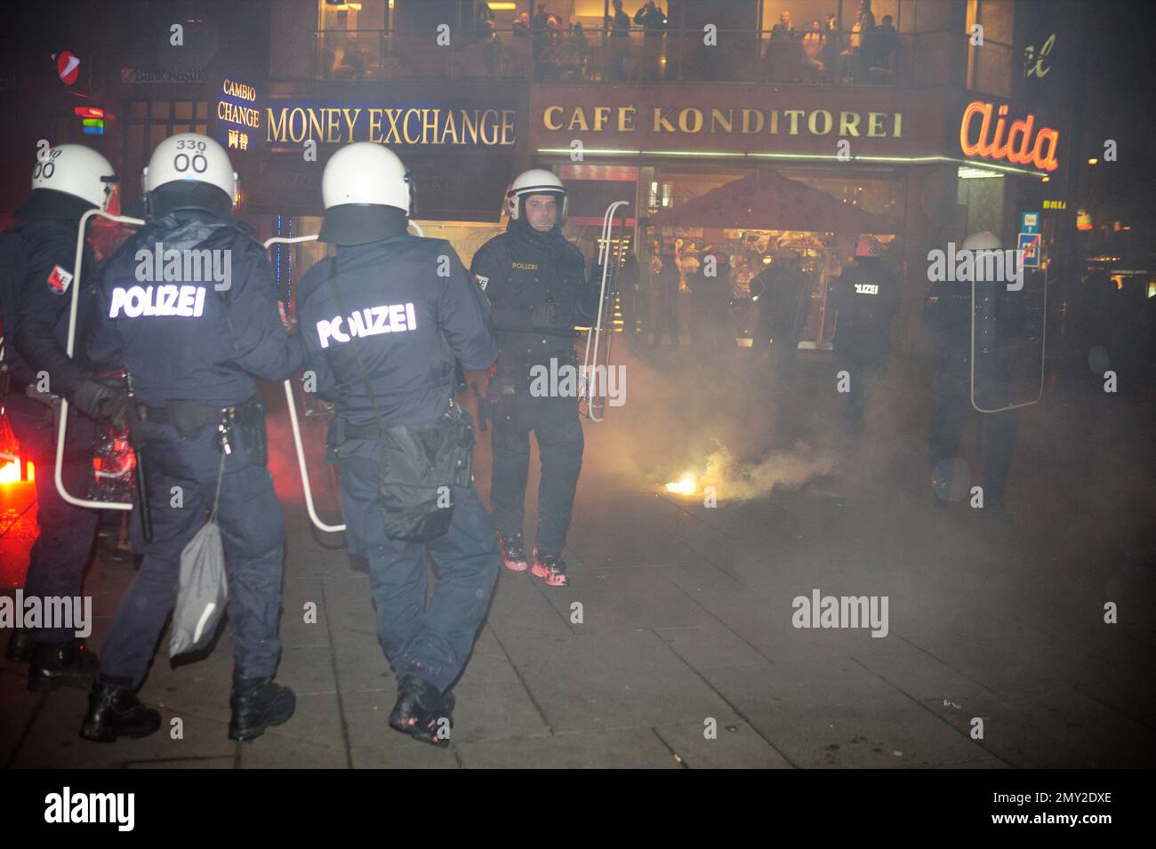Vienna, Austria. Gennaio 24, 2014. Durante le manifestazioni contro la palla accademica nella Hofburg di Vienna ci sono stati rivolte e danni alla proprietà Foto Stock