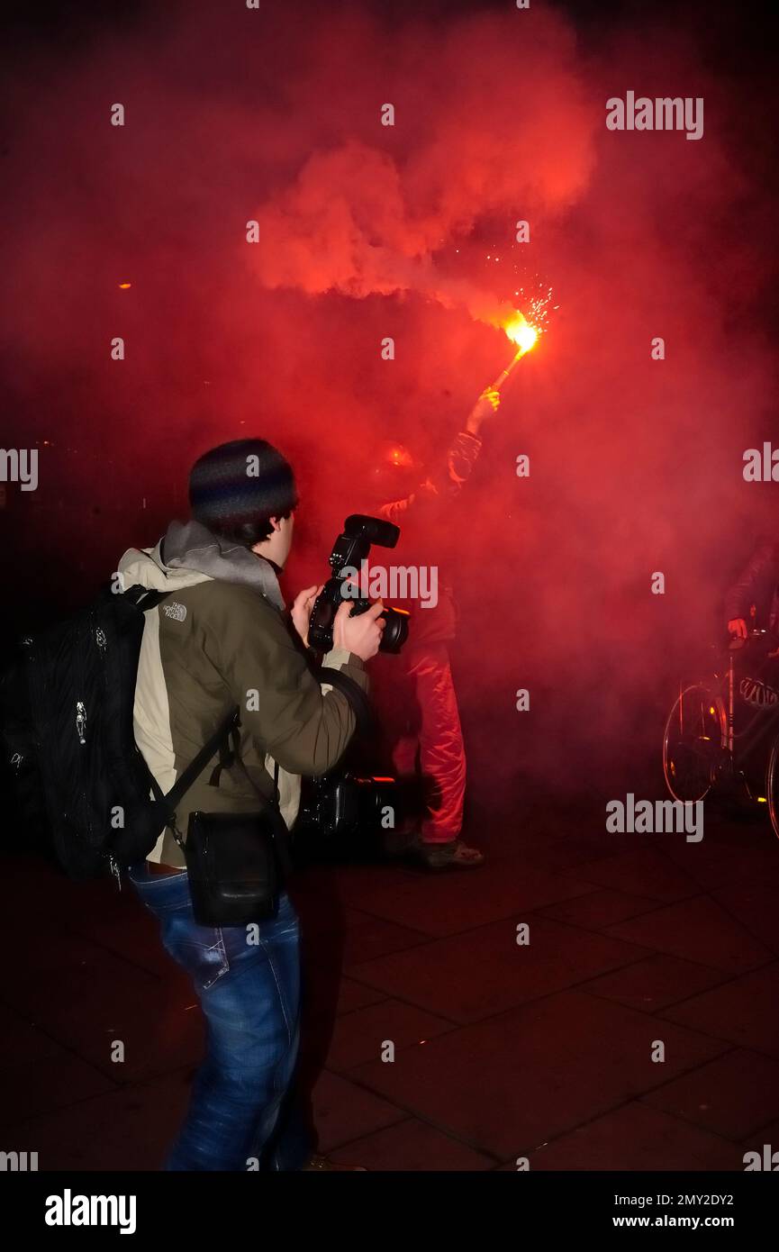 Vienna, Austria. Gennaio 24, 2014. Durante le manifestazioni contro la palla accademica nella Hofburg di Vienna ci sono stati rivolte e danni alla proprietà Foto Stock
