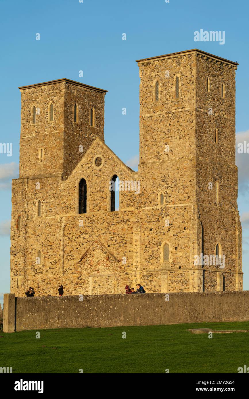 Le torri gemelle del 12th ° secolo delle rovine della chiesa di Reculver sul lungomare sulla costa del Kent al sole in autunno con cielo blu e nuvole. Foto Stock