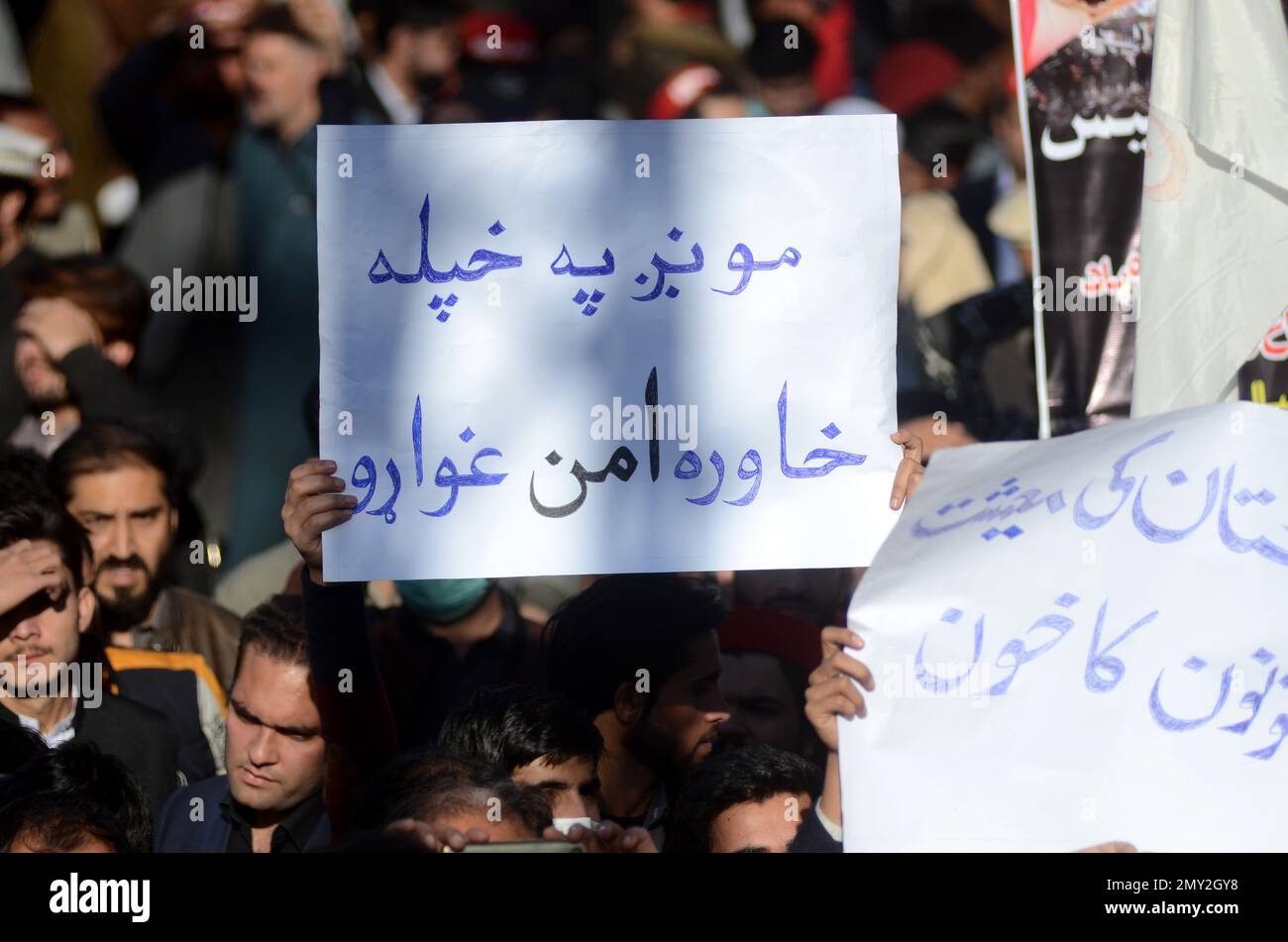 Peshawar, Khyber Pakhtunkhwa, Pakistan. 4th Feb, 2023. I sostenitori del Partito Nazionale Awami (ANP) e del movimento Pashtun Tahafuz (PTM) urlano slogan durante una marcia di pace per chiedere una maggiore sicurezza per le persone dopo un recente attentato suicida ad una moschea, a Peshawar. Il bilancio delle vittime dell'attentato suicida del 30 gennaio è stato rivisto a 84 dall'ispettore generale della polizia KPK Moazzam Jah il 02 febbraio. La maggior parte dei morti in una delle più letali mai messo in scena sulle autorità di polizia nella storia del Pakistan, sono la polizia e altri membri delle forze di sicurezza. (Credit Image: © Hussain A. Foto Stock