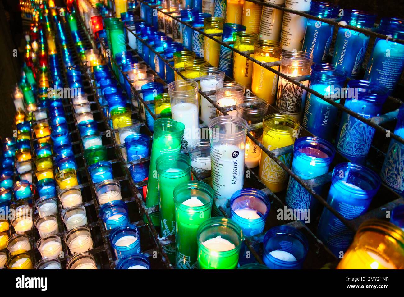 Candele accese nell'Abbazia di Montserrat Monistrol de Montserrat Catalogna Spagna Foto Stock