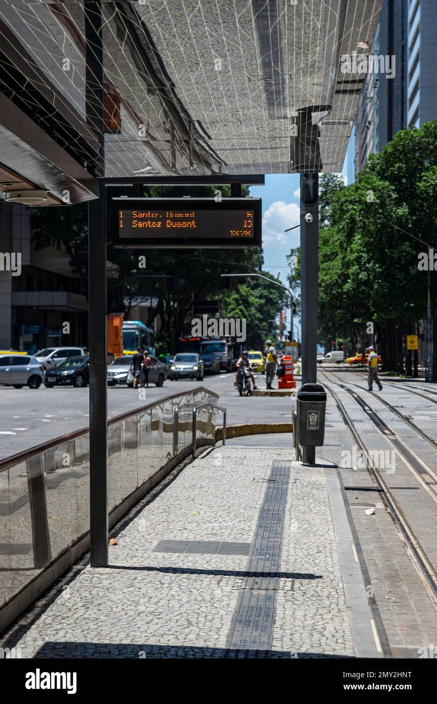 Un cartello informativo a LED presso la fermata del tram Candelaria che mostra l'orario dei tram sul viale Rio Branco in centro sotto il cielo soleggiato e limpido dell'estate. Foto Stock
