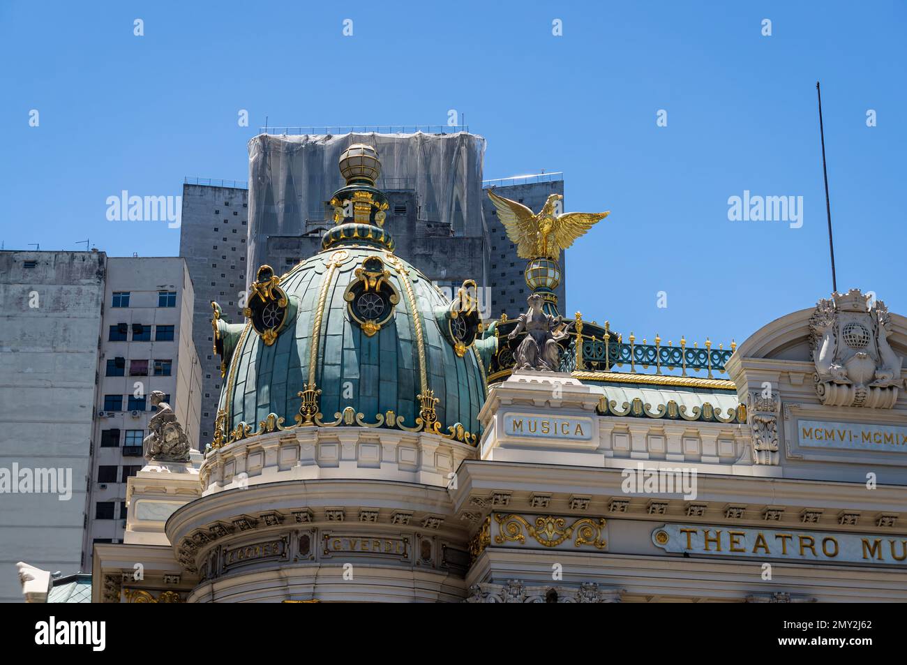 Vista torre destra del Teatro Comunale (Teatro Municipale) in piazza Floriano e via Evaristo da Veiga sotto il pomeriggio estivo cielo blu chiaro e soleggiato. Foto Stock