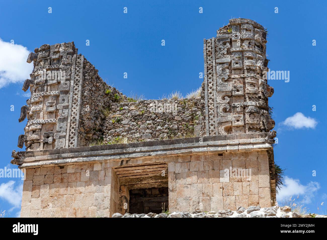 Dettaglio di uno dei palazzi del Quadrilatero dei Nunnery a Uxmal nello Yucatan Foto Stock