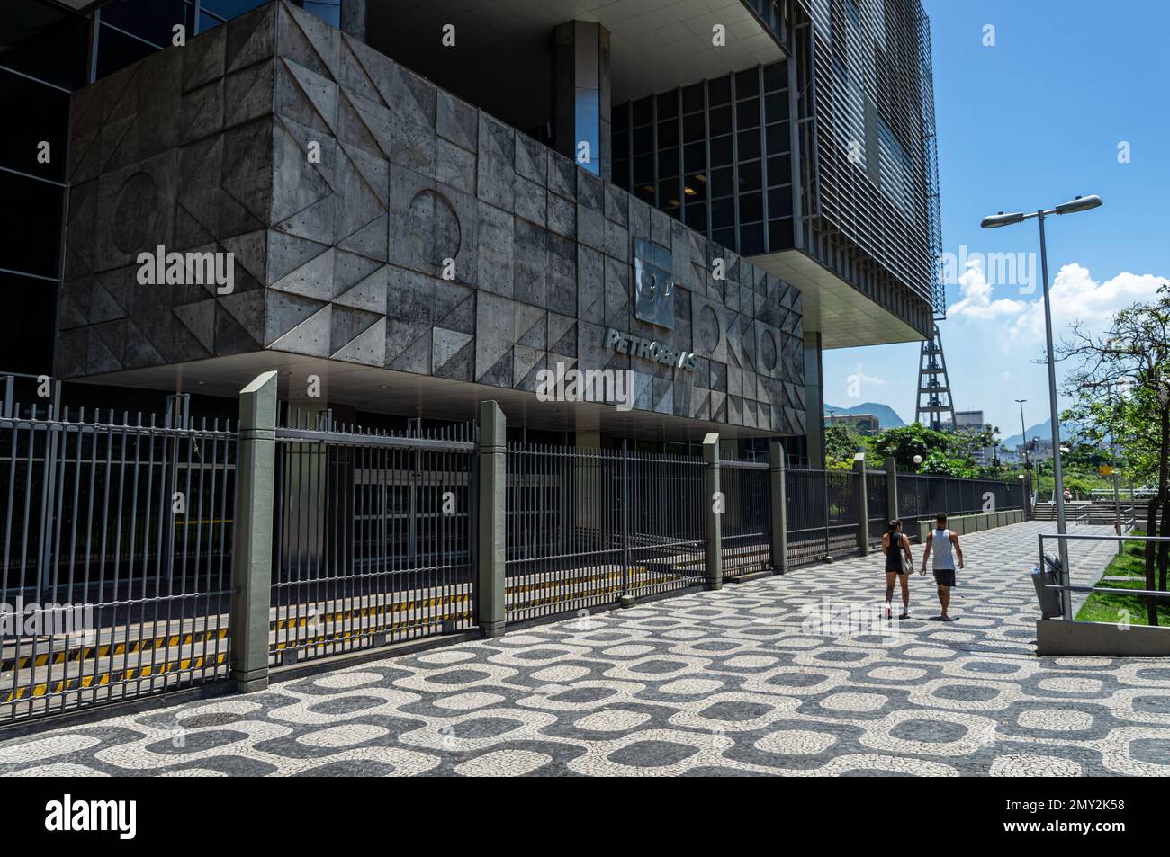 La facciata e l'entrata del quartier generale Petrobras si trova in viale Republica do Chile nel quartiere Centro sotto il cielo nuvoloso pomeriggio estivo. Foto Stock