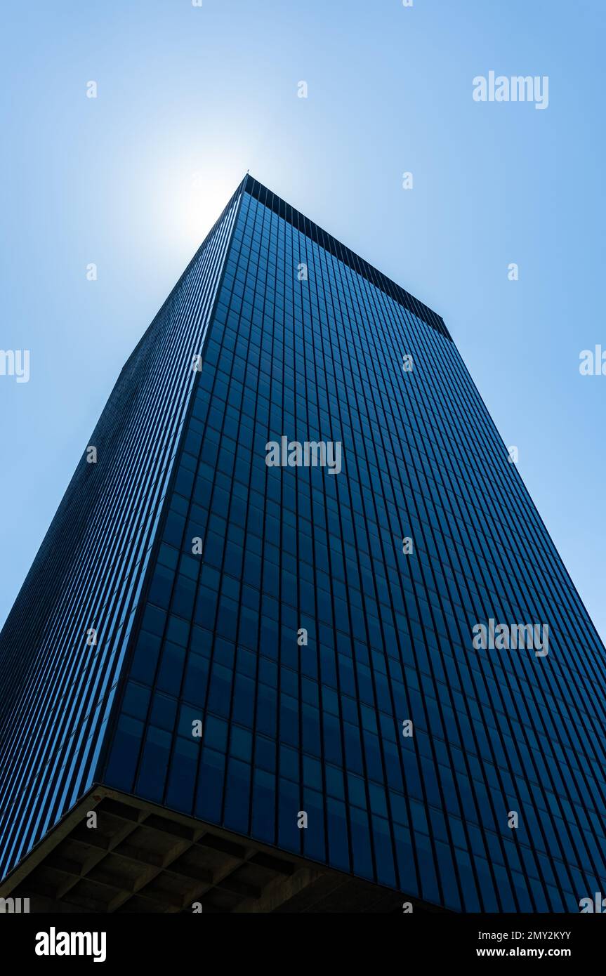 Guardando in alto la facciata della sede centrale BNDES edificio torre con sole nascosto dietro di esso in centro sotto estate pomeriggio cielo blu chiaro Foto Stock