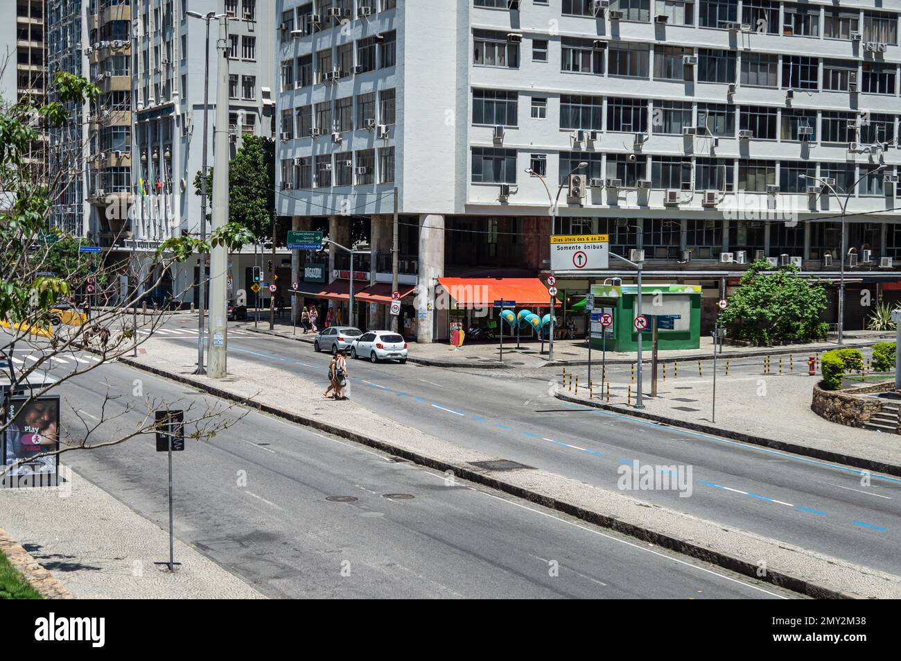 Vista del viale vuoto Republica do Chile nel quartiere Centro, con grandi blocchi di torri commerciali nelle vicinanze degli edifici Petrobras e BNDES in un pomeriggio estivo Foto Stock