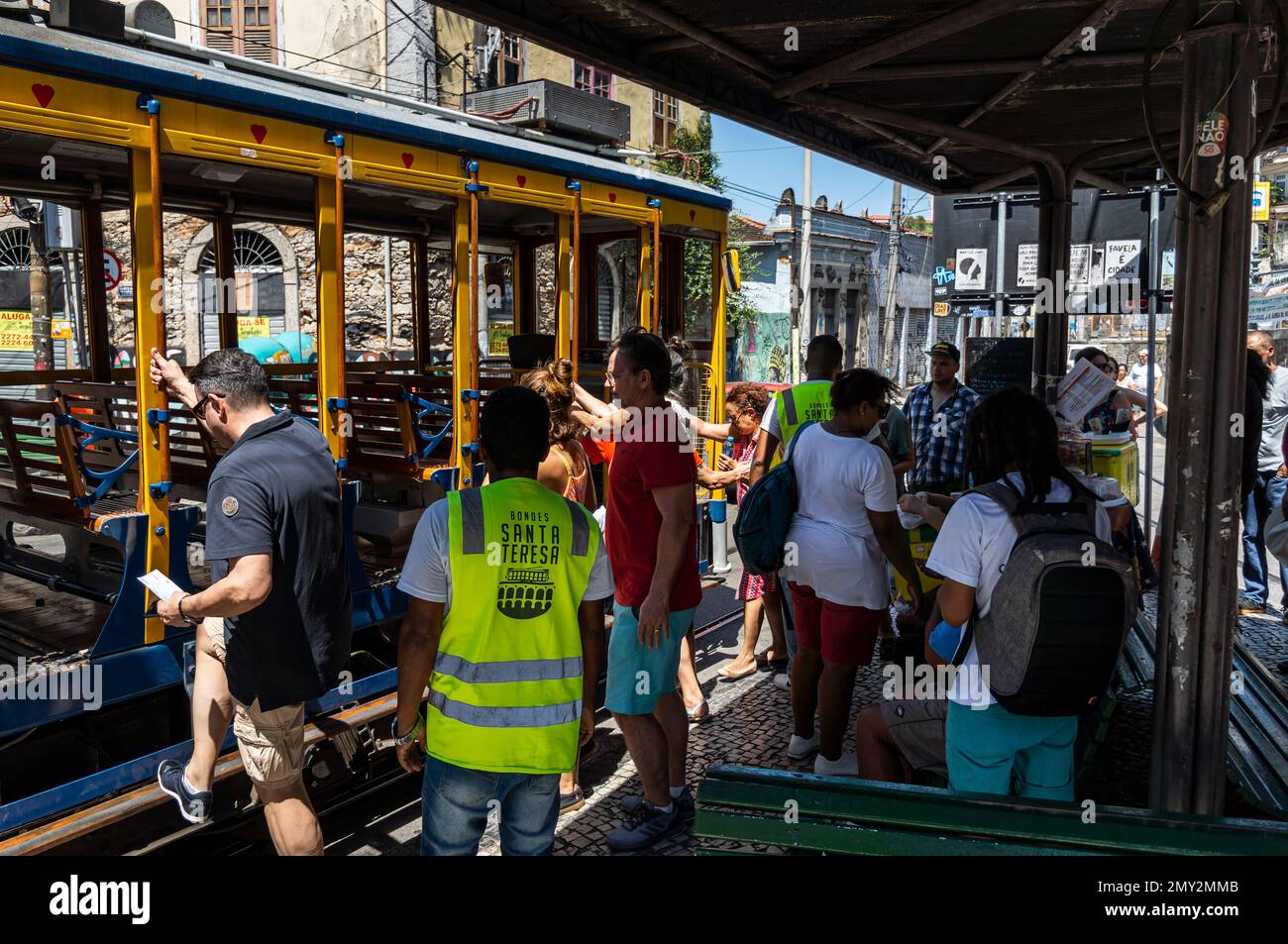 I turisti che saliranno a bordo di uno dei tram di Santa Teresa a Largo dos Guimaraes si fermeranno prima della partenza e ritornano al quartiere Centro sotto il cielo azzurro dell'estate. Foto Stock
