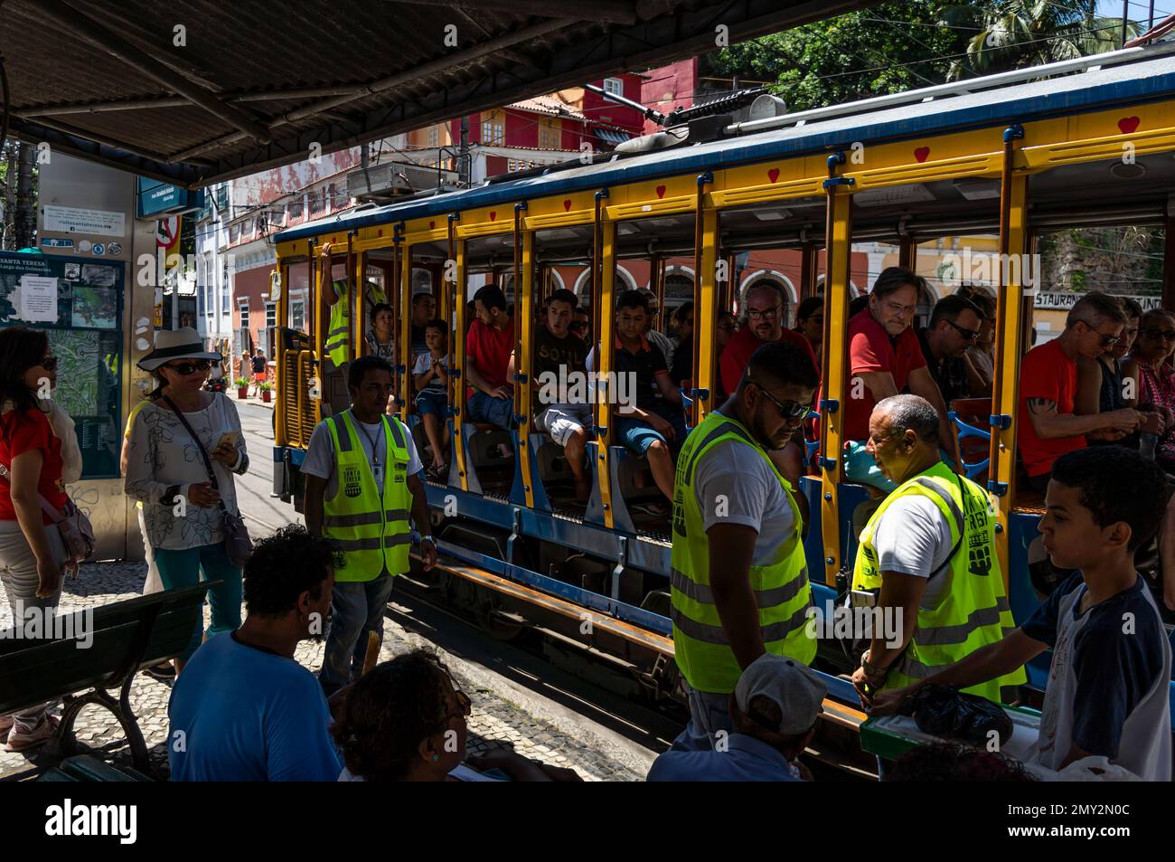 I lavoratori del tram di Santa Teresa a Largo dos Guimaraes fermano ad aspettare il tram per partire e tornare al quartiere Centro in una giornata di sole pomeridiana estiva. Foto Stock