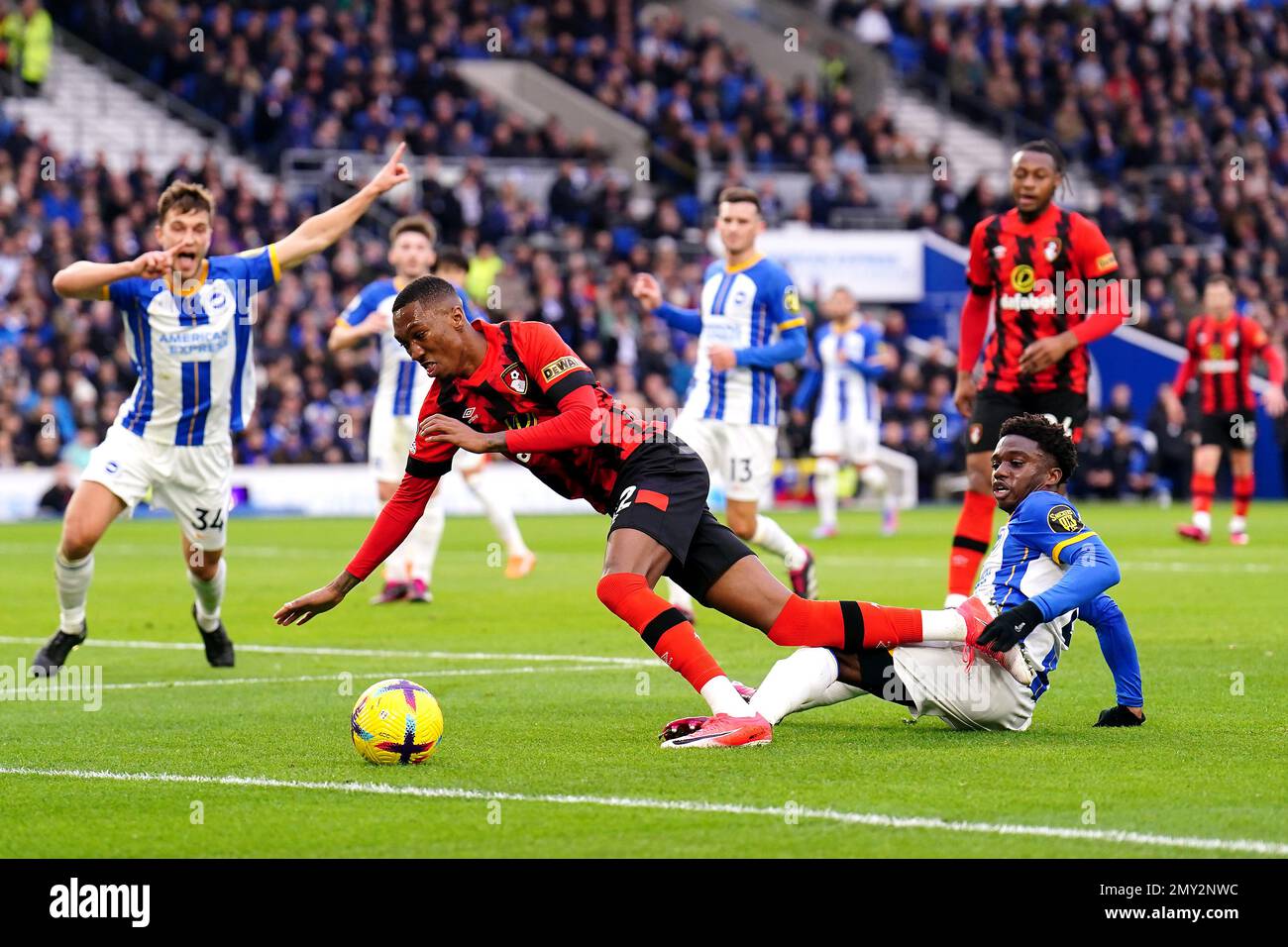 Tariq Lamptey di Brighton e Hove Albion (a destra) affronta Jaidon Anthony di Bournemouth durante la partita della Premier League presso l'Amex Stadium, Brighton e Hove. Data immagine: Sabato 4 febbraio 2023. Foto Stock