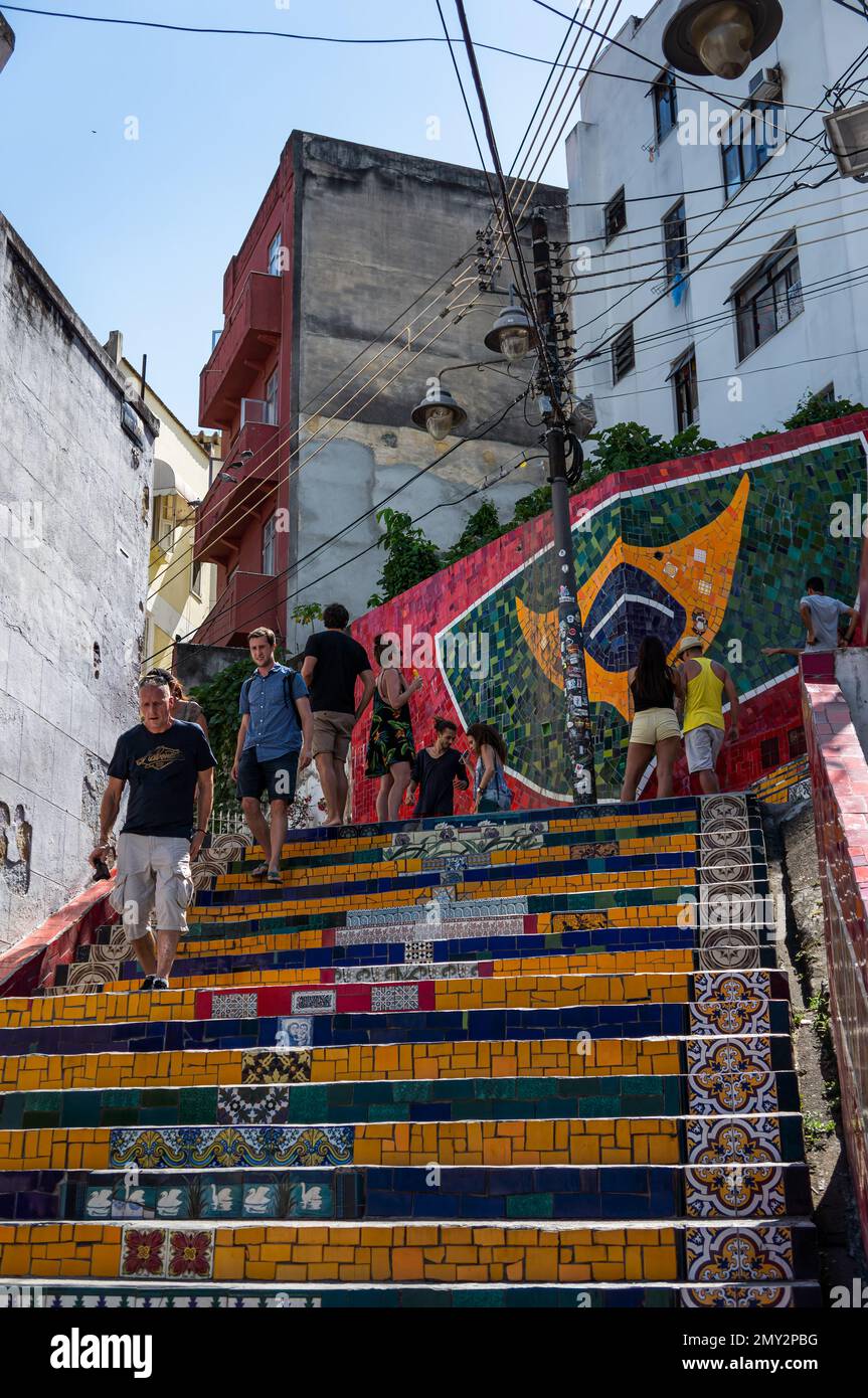 Le colorate piastrelle di ceramica di Selaron passi nel quartiere di Santa Teresa vicino Ladeira de Santa Teresa strada in un pomeriggio estivo soleggiato cielo blu chiaro. Foto Stock