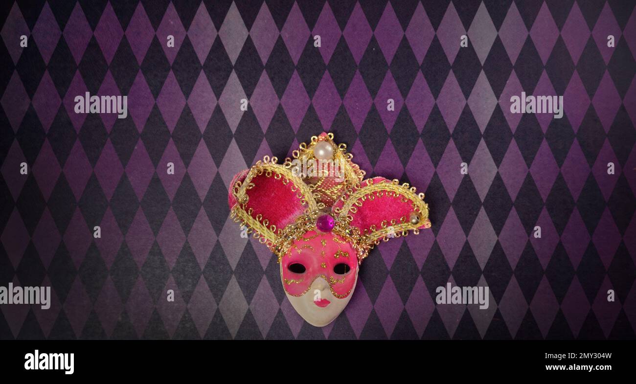 carnevale di mardi gras, carta da parati maschera veneziana, sfondo rosa sfumato rombo Foto Stock