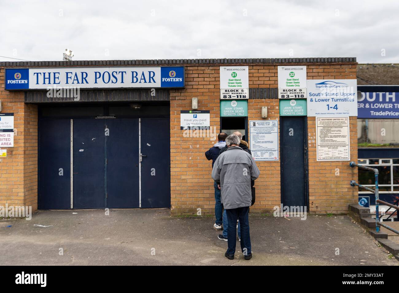 Southend on Sea, Essex, Regno Unito. 4th Feb, 2023. Una protesta si sta svolgendo presso la squadra di calcio Southend United prima della loro partita contro York City nella National League. I tifosi danno la colpa al presidente Ron Martin per non aver investito nel club, per ripetute retrocessione e paure che una prossima petizione di liquidazione HMRC possa andare non pagata e rischiare la sopravvivenza del club. I manifestanti si sono riuniti nella High Street prima di marciare verso il Roots Hall Ground del club. Alcuni salari e fatture di servizio del personale non sono stati pagati. Tifosi in coda al tornello Foto Stock