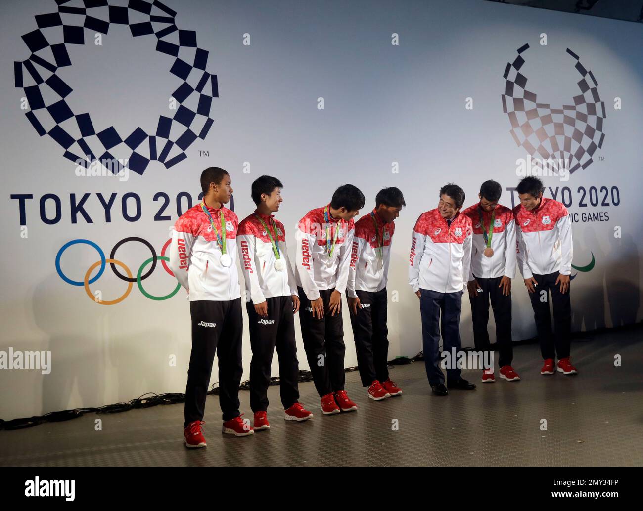 Japanese prime minister Shinzo Abe visits with some of his country's Olympians at the Japan House at the 2016 Summer Olympics in Rio de Janeiro, Brazil, Saturday, Aug. 20, 2016. (AP Photo/Marcio Jose Sanchez) Foto Stock