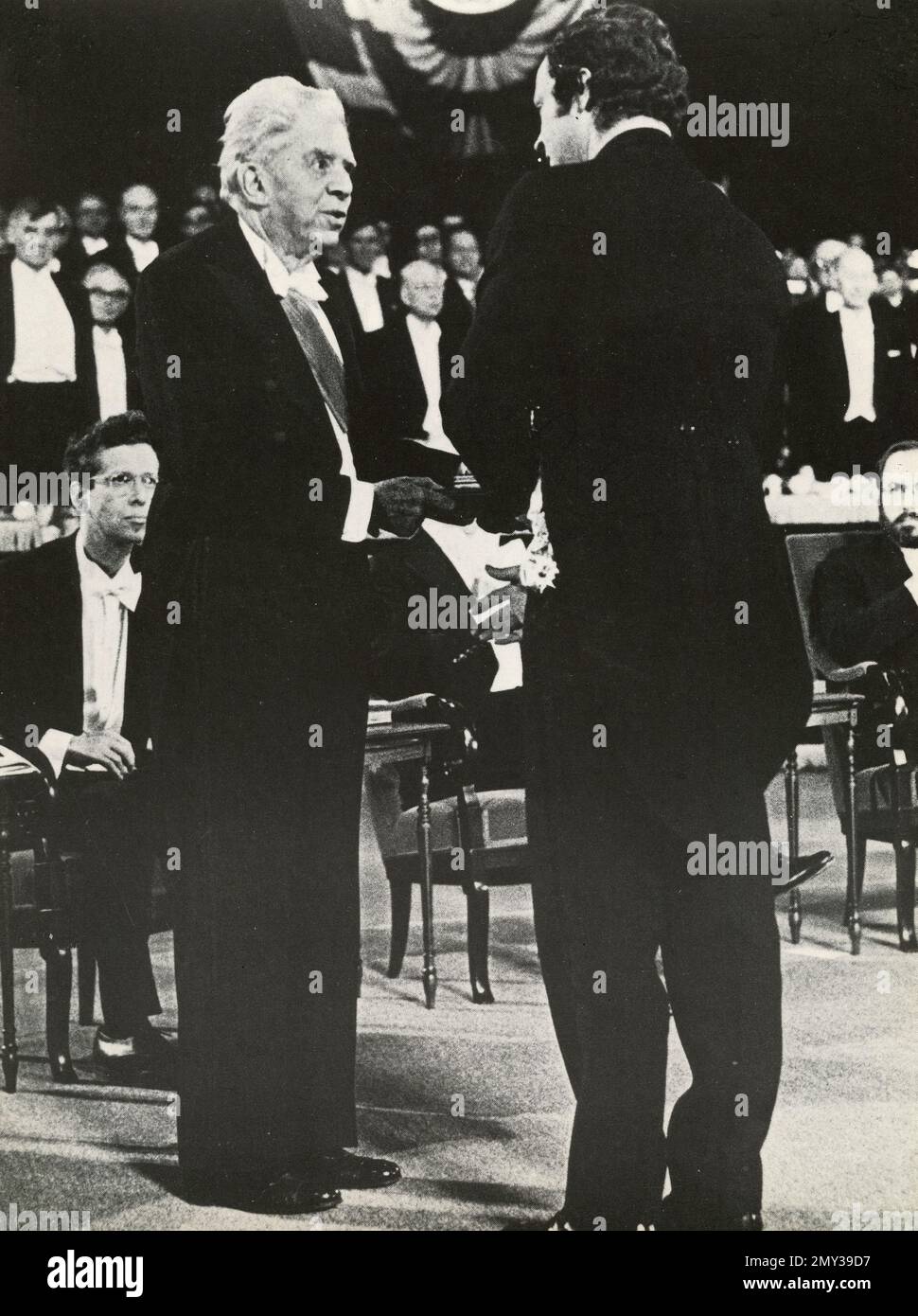 L'autore italiano Eugenio Montale riceve il Premio Nobel per la letteratura, Stoccolma, Svezia 1975 Foto Stock