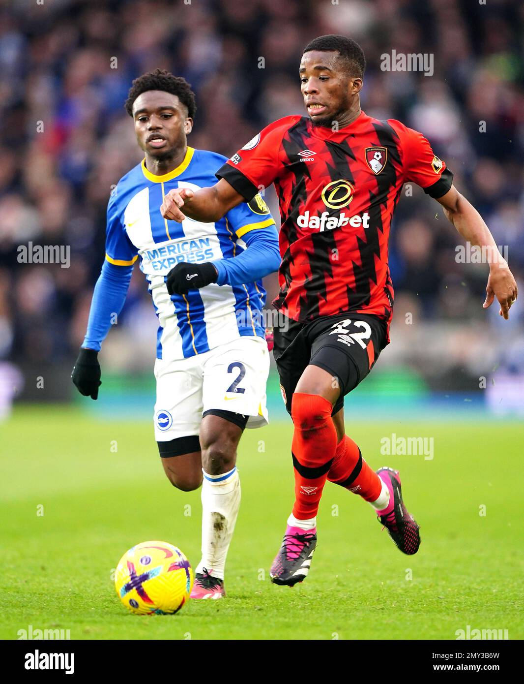 Tariq Lamptey di Brighton e Hove Albion (a sinistra) e ben Pearson di Bournemouth combattono per la palla durante la partita della Premier League presso l'Amex Stadium, Brighton e Hove. Data immagine: Sabato 4 febbraio 2023. Foto Stock