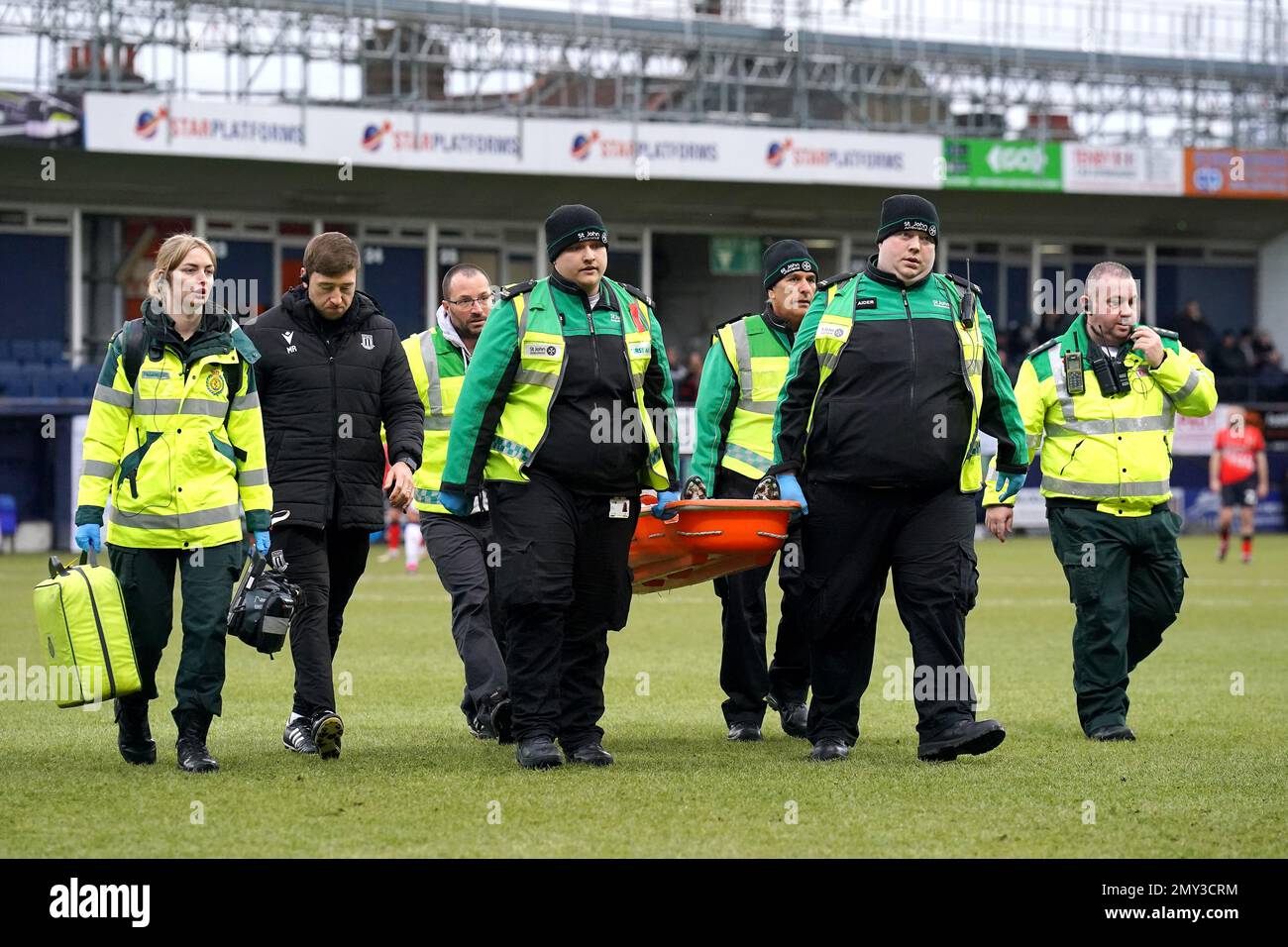 Josh Tymon di Stoke City è steso fuori dal campo a causa di un infortunio durante la partita del campionato Sky Bet a Kenilworth Road, Luton. Data immagine: Sabato 4 febbraio 2023. Foto Stock