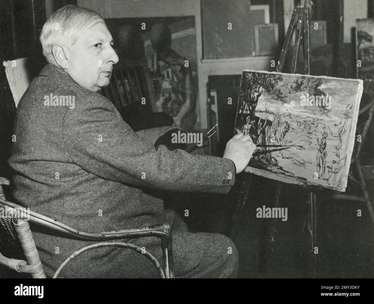 Pittore italiano Giorgio De Chirico nella sua attività di studio, Italia 1953 Foto Stock