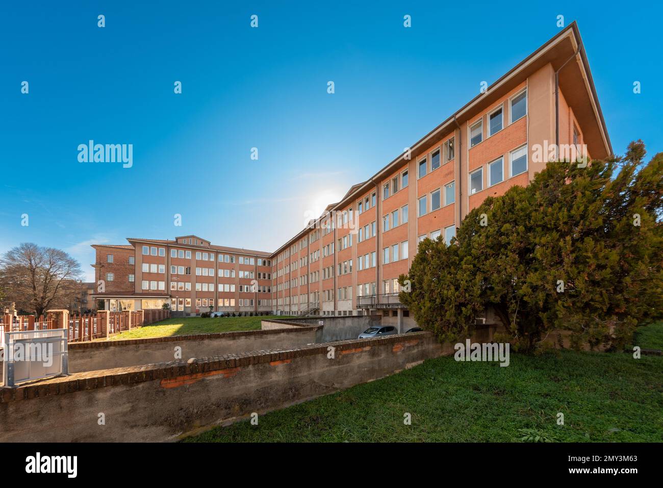 Saluzzo, Piemonte, Italia - 3 febbraio 2023: Edificio dell'Ospedale civile Saluzzo ASL Cuneo 1 in Via Spielberg Foto Stock