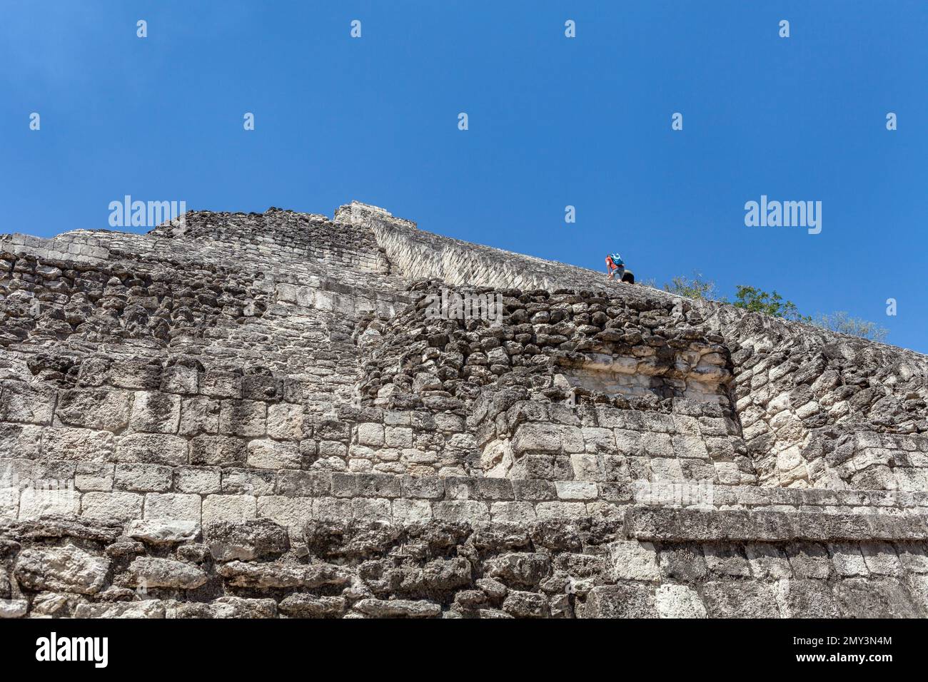 I visitatori che salgono i gradini della struttura IX delle rovine Maya a Becán, Yucatán, Messico Foto Stock