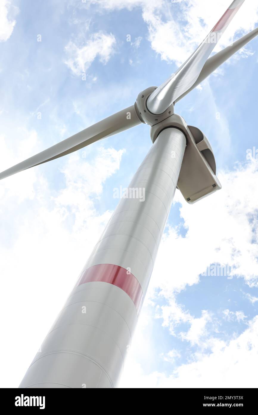 Turbina eolica moderna contro il cielo nuvoloso, vista ad angolo basso. Fonte di energia alternativa Foto Stock