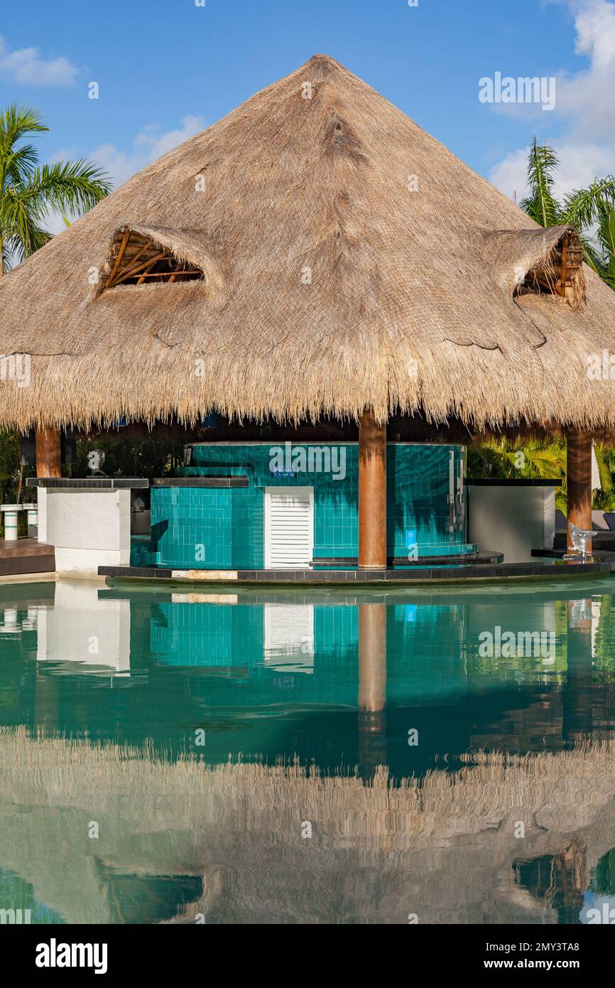 Bar con tetto in paglia in una piscina presso il resort vacanze all-inclusive Ocean Riviera Paradise, Playa del Carmen, Quintana Roo, penisola di Yucatán, Messico Foto Stock