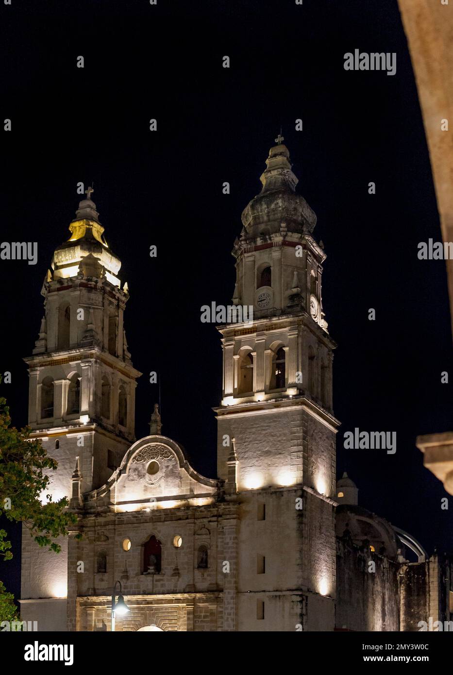 Cattedrale di nostra Signora dell'Immacolata Concezione, illuminata di notte in Piazza della Costituzione, Campeche, Messico sud-orientale Foto Stock