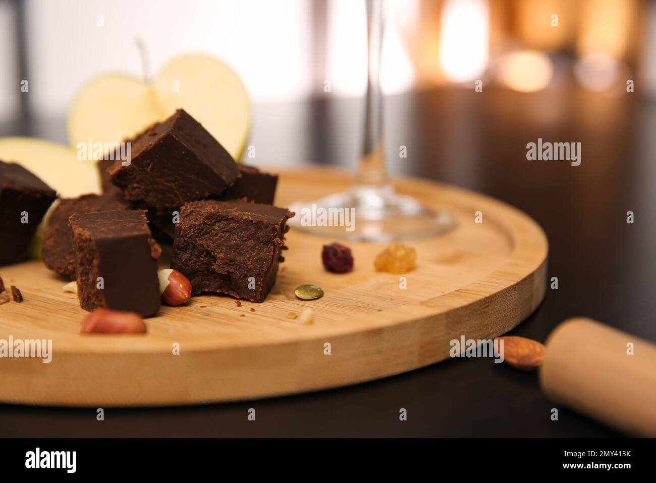 Delizioso formaggio brunost e noci sul tavolo, primo piano Foto Stock