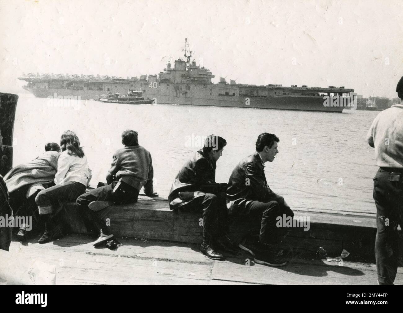 Persone che guardano la corazzata della Marina degli Stati Uniti nel fiume, NY, USA 1960s Foto Stock