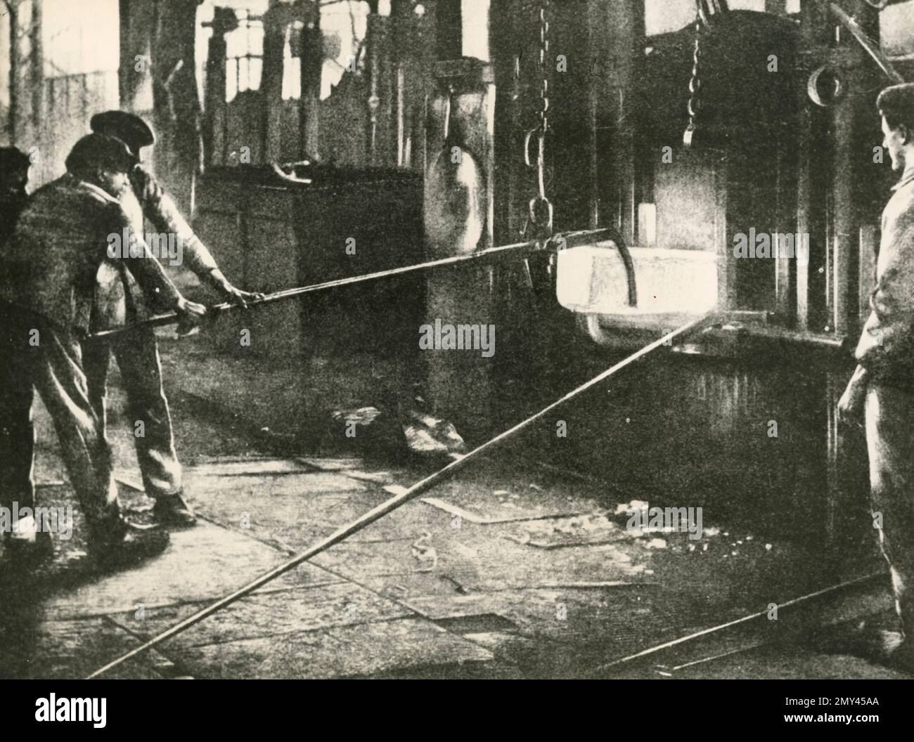 Lavoratori della fornace in una fabbrica, Italia 1890s Foto Stock