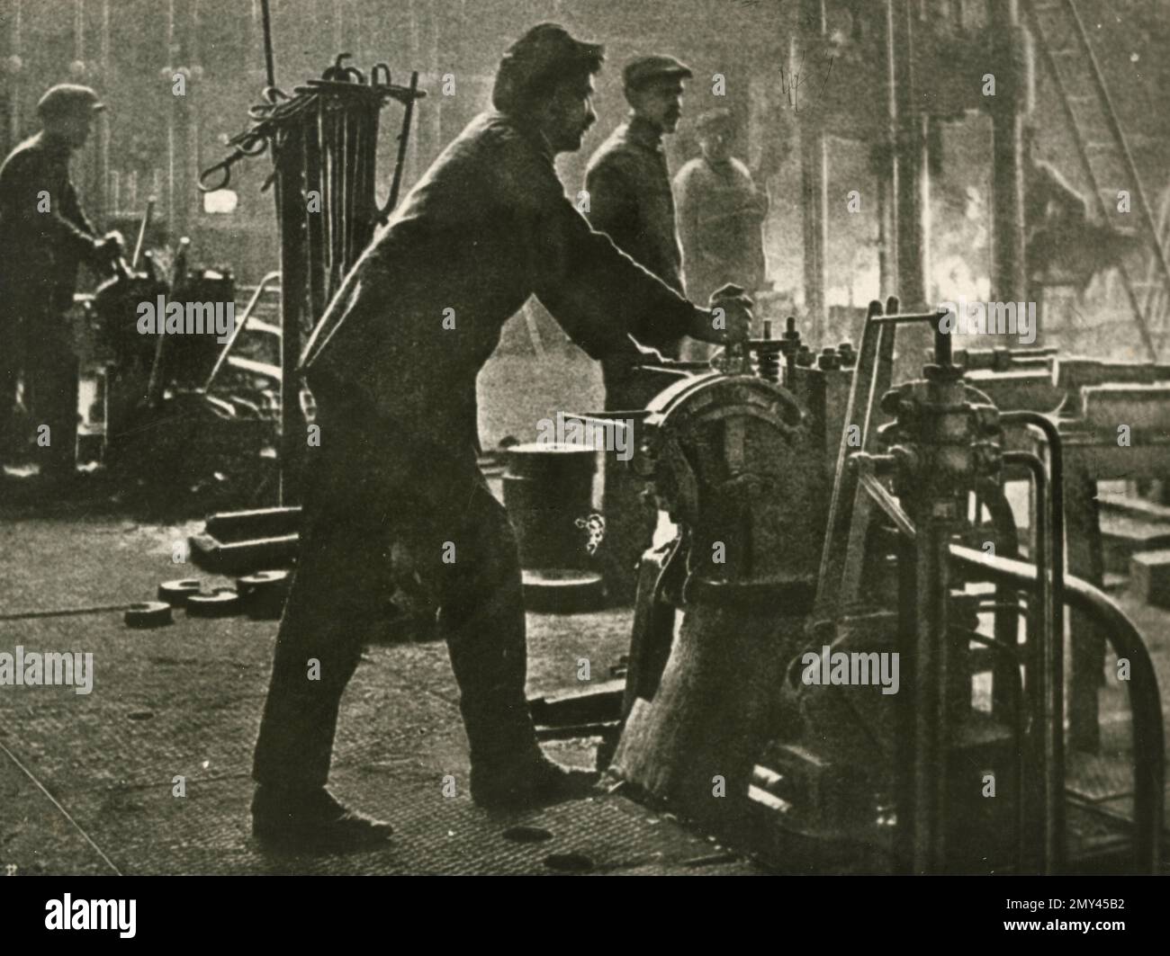 Lavoratori in una fabbrica, Italia 1890s Foto Stock